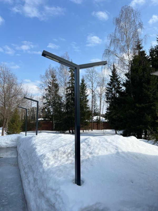 Светодиодный Led фонарь Интеграл Т образный в заснеженном парке